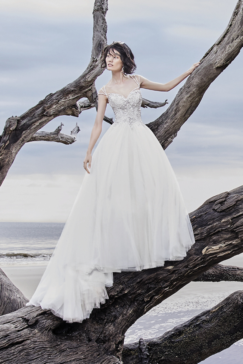 Este vestido de noiva princesa apresenta um corpete bordado com cristais Swarovski por cima de uma saia volumosa de tule. Decote em forma de coração sem alças. Terminado com botões de cristais que cobrem o fechi. Casaco que apresenta, igualmente, cristais Swarovski vendido em separado.
<a href="https://www.maggiesottero.com/sottero-and-midgley/dusty/11530">Sottero and Midgley</a>