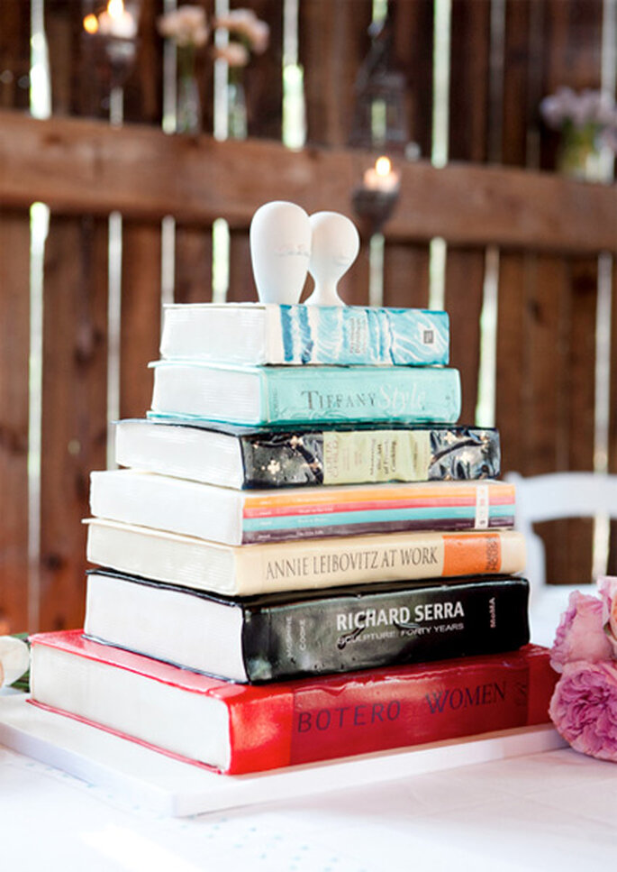 Pastel de boda con forma de pila de libros, de Roxycakes. Foto: 5ive15ifteen