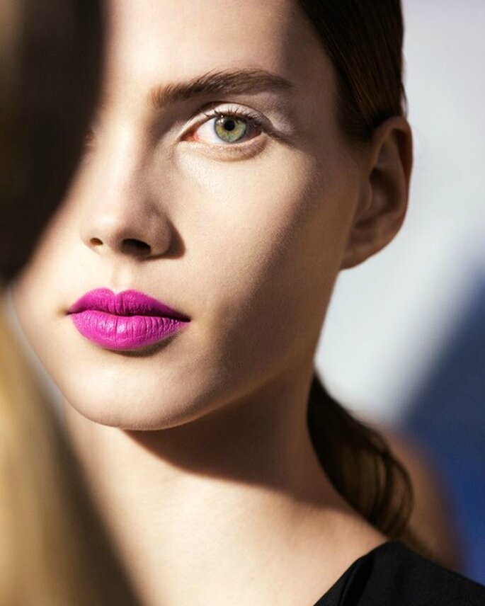 Beauty look de Dior, con rouge y blush cheek creme en fucsia, con coleta baja. Foto: Dior 