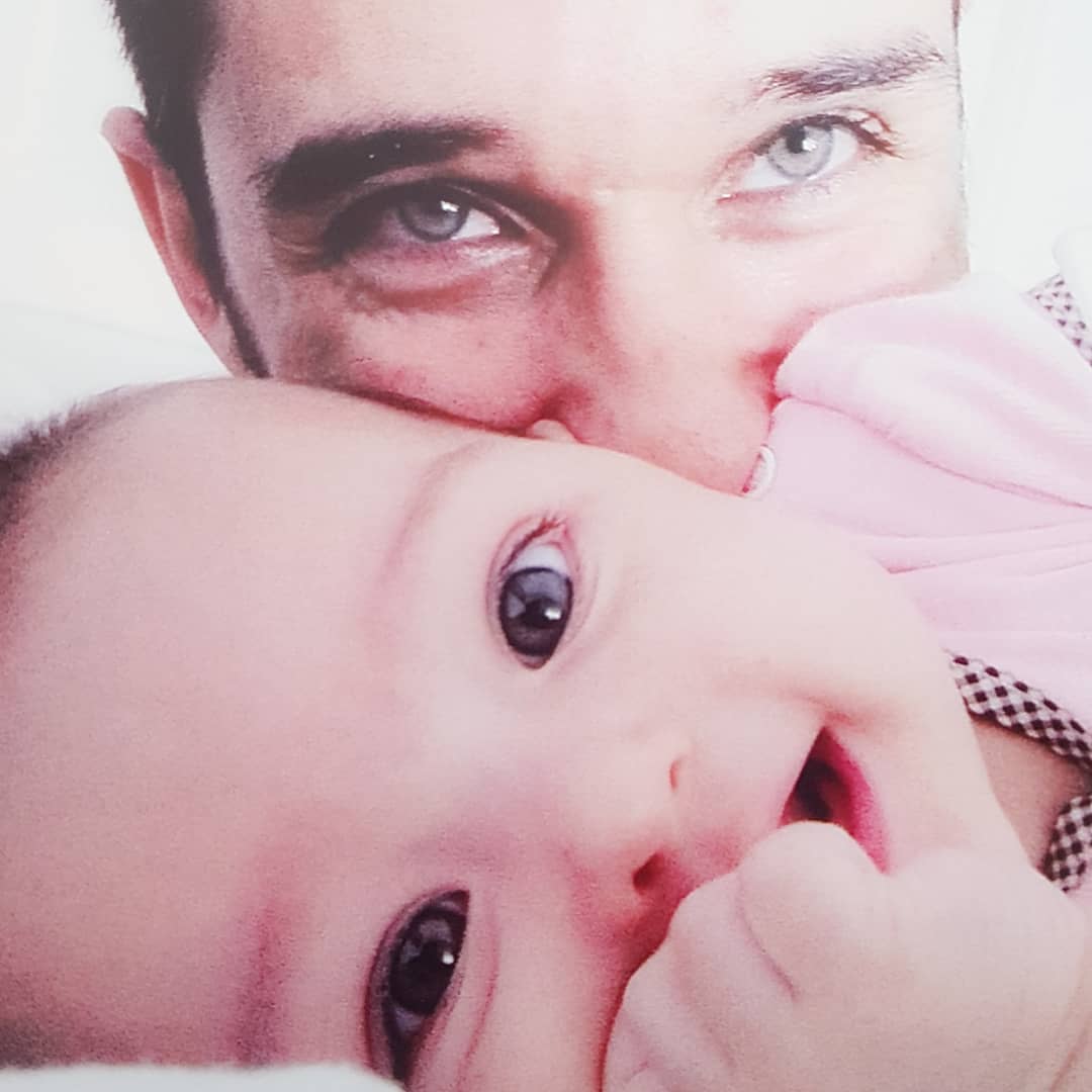 «Soubeste q ias ser pai no dia do Pai e soube, desde esse momento, que serias o melhor pai do mundo....não me enganei! Feliz dia do pai a todos, em especial ao meu e ao da minha filha.» | Foto reprodução Instagram @andreiadinis_oficial