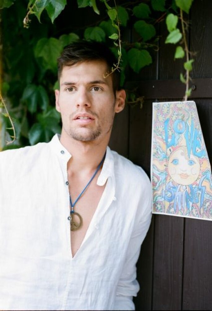 Noivo pousa junto a desenho hippie. Foto: Bell Studio.
