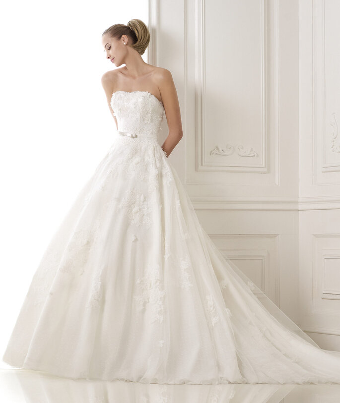 <a href="http://zankyou.9nl.de/n3ig" target="_blank"> Faça a sua marcação para experimentar este vestido! </a>