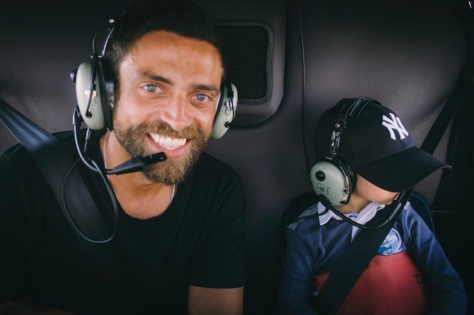 Diogo Amaral festeja o dia: «Ontem fomos dar uma volta de helicóptero por Lisboa (@lisbonhelicopters) para celebrar o Dia do Pai! Sou um privilegiado por ser pai deste puto, o meu puto maravilha! Para o ano festejo com o Mateus e com o Oliver. Feliz dia do Pai» | Foto reprodução Instagram @diogoamaral.oficial_