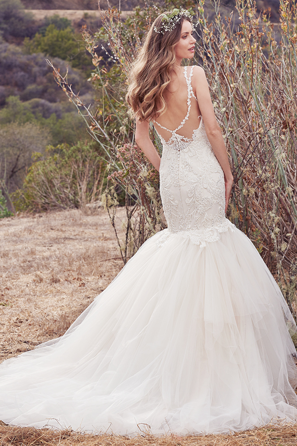 Este elegante vestido fit-and-flare apresenta um corpete que é realçado com contas e cristais Swarovski aplicados assim como com a sua saia volumosa de tule. Alças ilusão completam este decote em V e um decote com efeito ilusão e em forma de U nas costas.