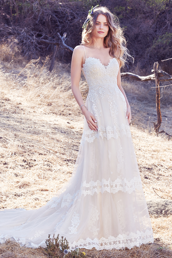 Fortemente inspirado por um estilo chic e boho, este vestido linha A apresenta detalhes de renda horizonatais. Alças finas correm ao longo do decote em forma de coração até às costas quadradas com efeito de ilusão conferido pela própria renda. Terminado com botões cobertos na zona do fecho.
