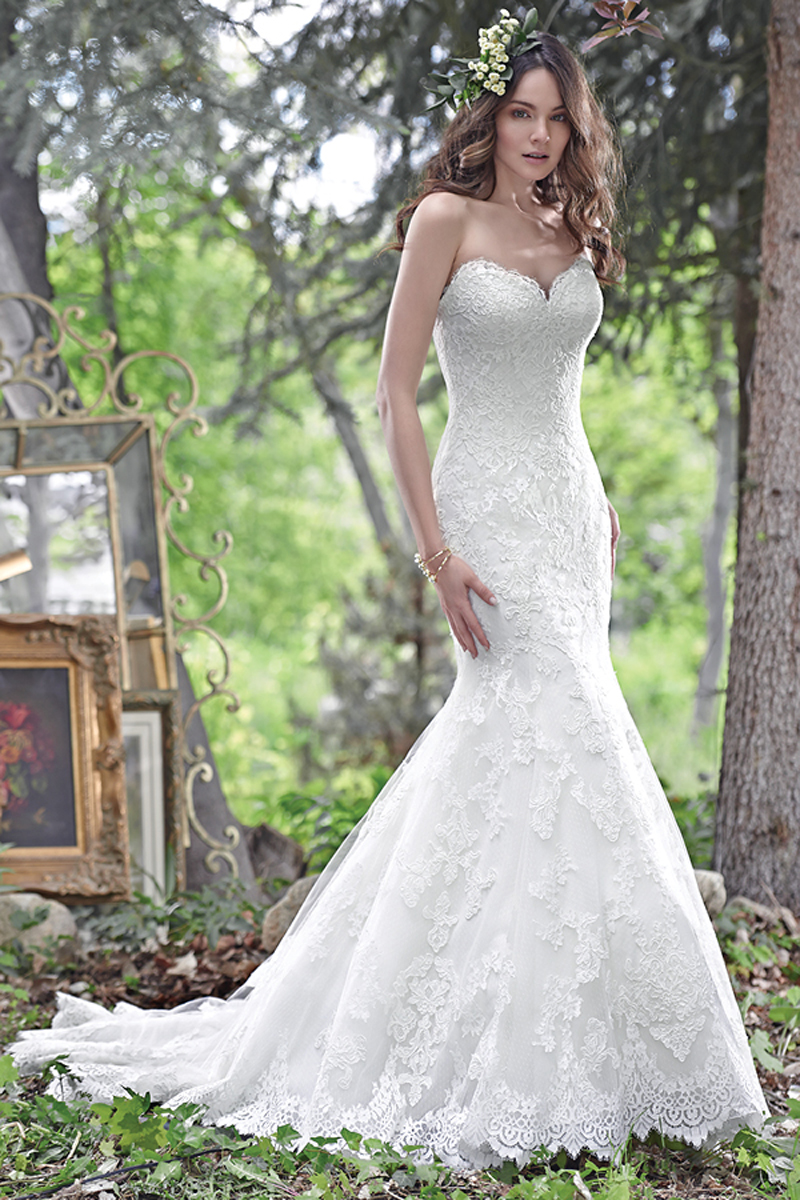 Elegante e intemporal, este fit-and-flare modelo apresenta bordados de renda no tule e um romântico decote em forma de coração, também, com renda. Terminado com um espartilho interior.
<a href="www.maggiesottero.com/maggie-sottero/cadence/9539" target="_blank">Maggie Sottero</a>