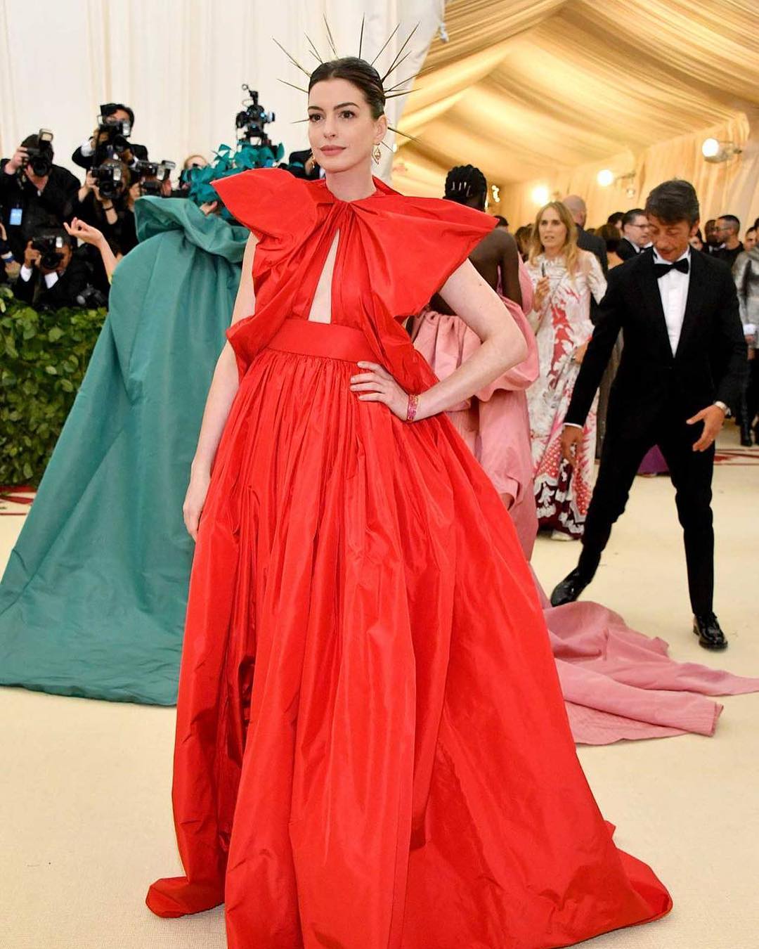 Anne Hathaway em Valentino | Foto via IG @annehathaway