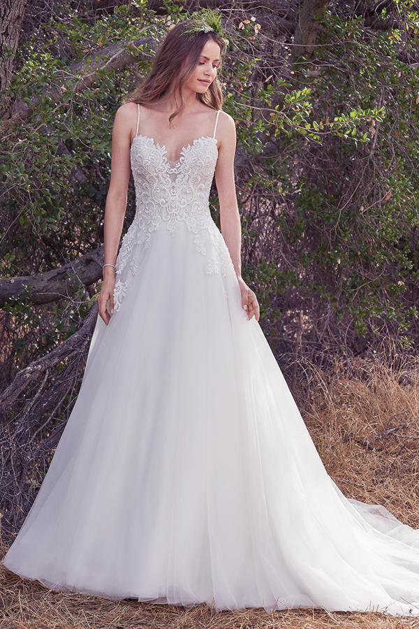 Chic e a par das tendências¡, este vestido linha-A apresenta um corpete com renda bordada e alças finas. Um decote em forma de coração com efeito ilusão oferece o toque de glamour sedutor. Terminado com botões na zona do fecho. O Véu de tule e renda vendido separadamente.