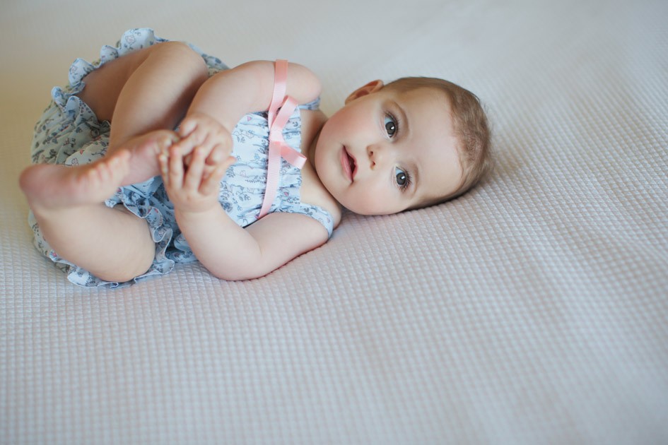 bebe com fofo deitado