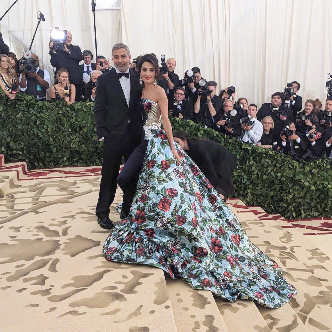 Amal Clooney em Richard Quinn & George Clooney | Foto: IG Met