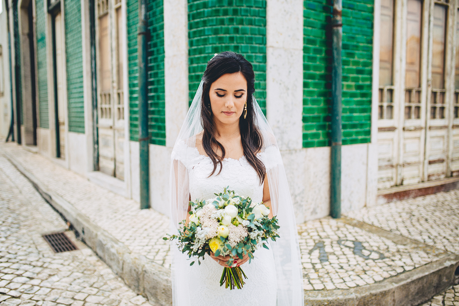 Noiva com vestido branco e com bouquet