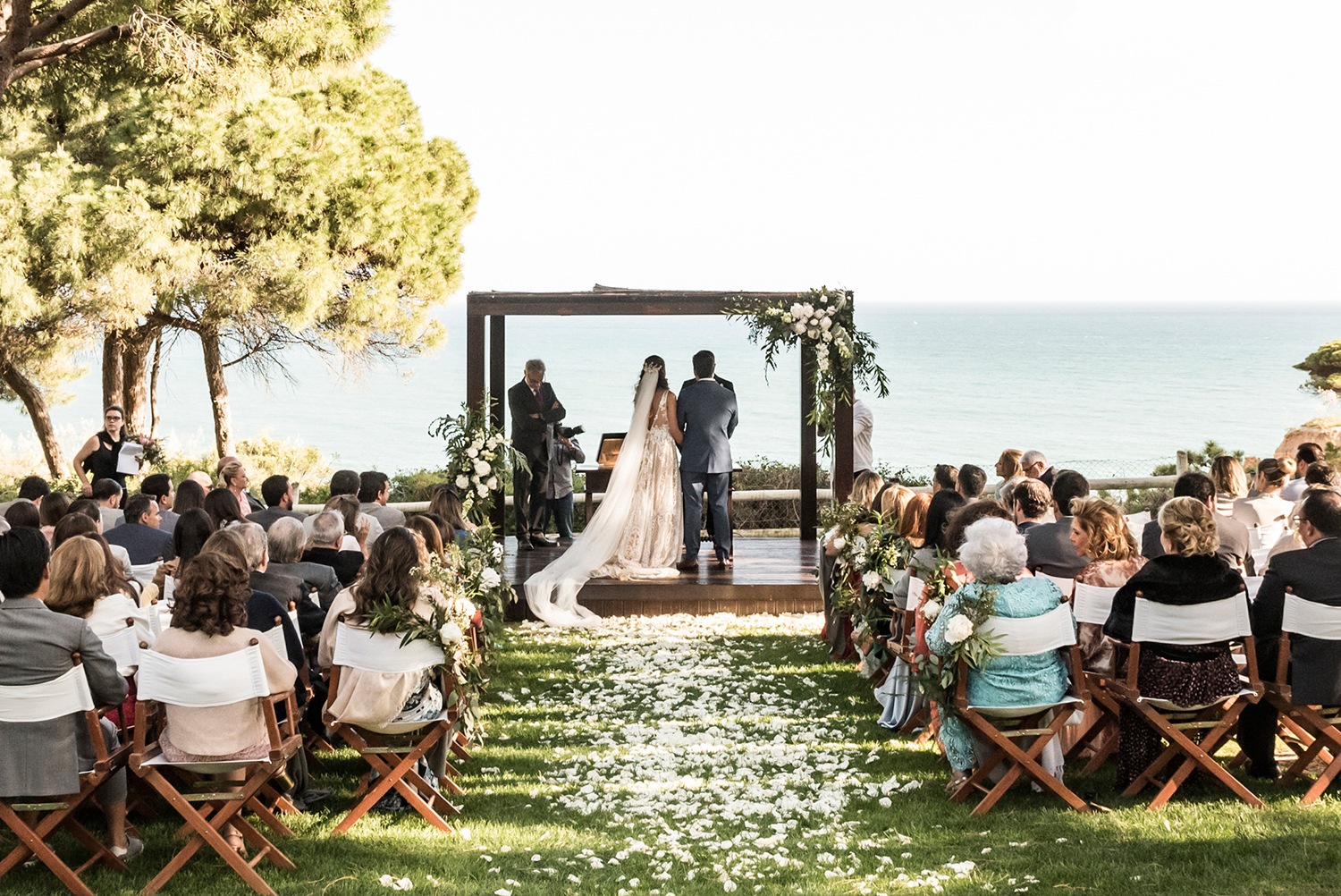 casamento ao ar livre com o mar como fundo