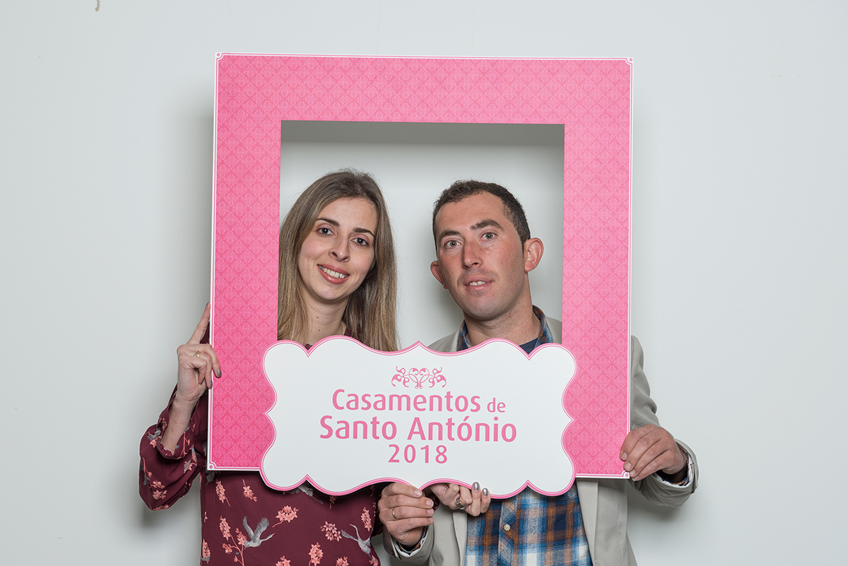 <p><b>Ana Martins & Bruno Martins</b><p>Olivais<p>A Ana tem 28 anos e é Auditora de Qualidade; o Bruno tem 28 anos e é Encarregado de Jardinagem. Vão ter um casamento católico.<p>Enquanto casal, dizem ser "diferentes, mas iguais"