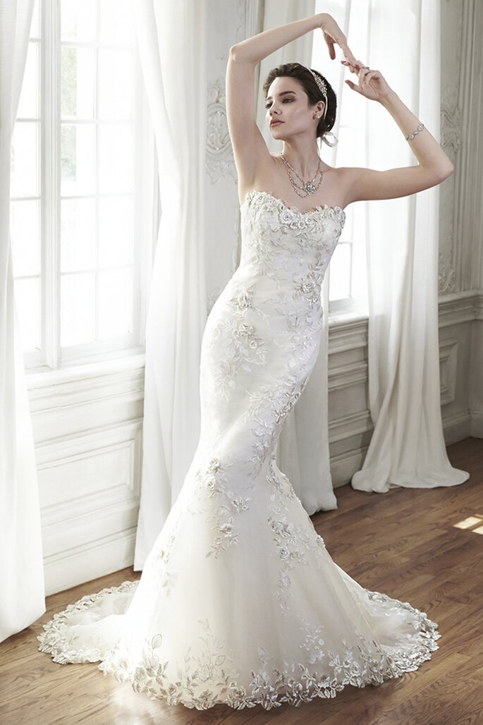 Um modelo de noiva que dá elegância refinada, confeccionada com aplicações de renda e tule, decote de renda floral e acabamento com zipper no corpete.
<a href="http://www.maggiesottero.com/dress.aspx?style=5MD122" target="_blank">Maggie Sottero Spring 2015</a>