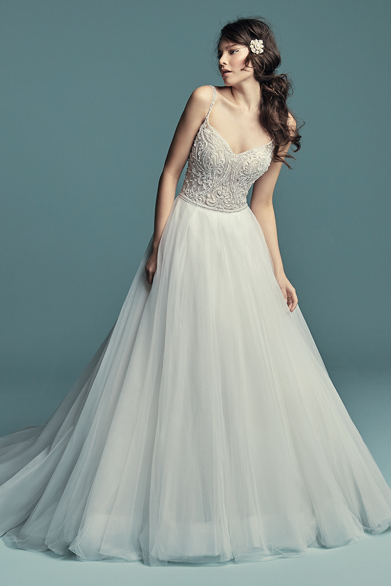 <a href="https://www.maggiesottero.com/maggie-sottero/lucca/11281">Maggie Sottero</a>
Este vestido de noiva com corte de princesa apresenta um body, cuja beleza é realçada pelos seus cristais Swarovski. Terminado com botões de pérolas sobre um fecho.