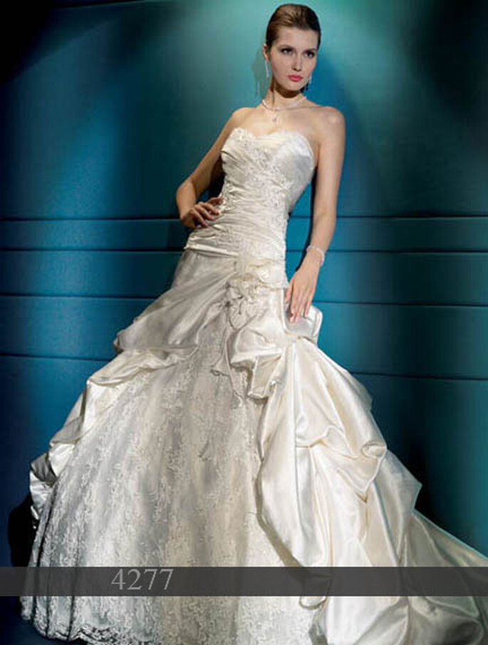Robe de mariée Demetrios 2011 : Satin - Bustier - Drapé de tulle
