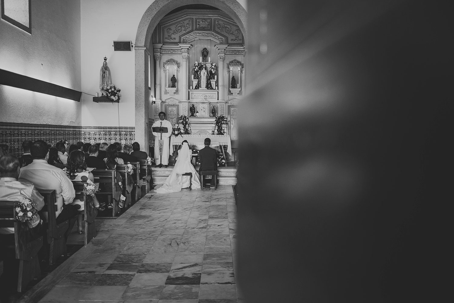 leituras de casamento católico: noivos no altar com o padre e o seu responso