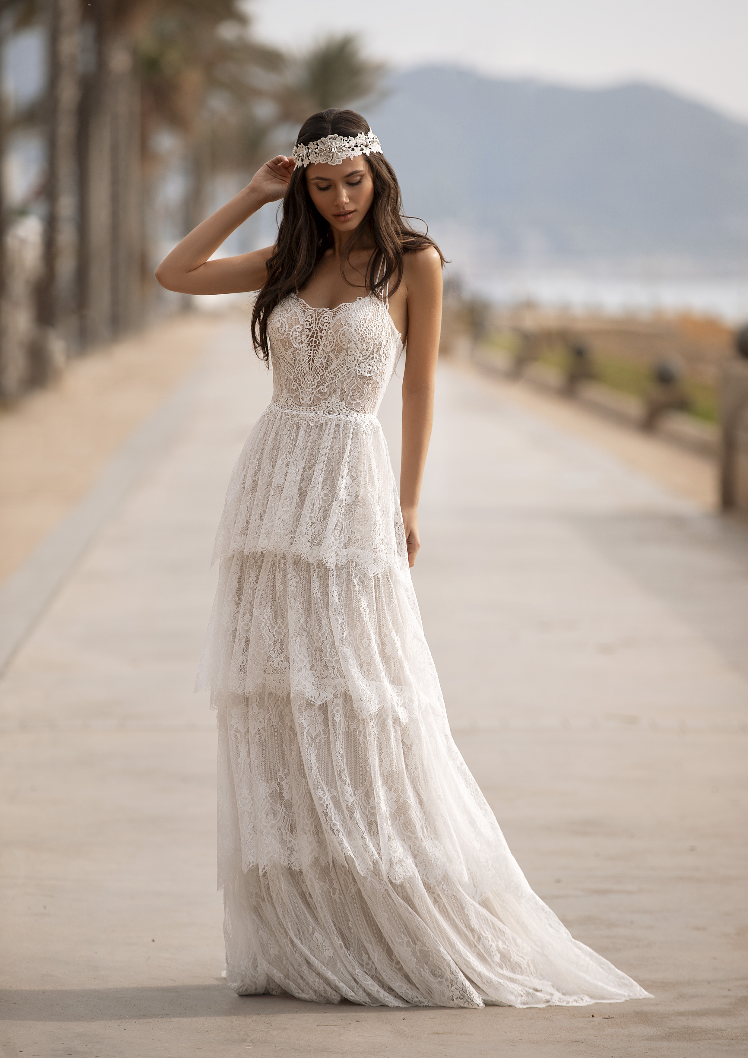 Vestido com toque de romantismo boémio, com camadas de renda em cascata, corpo inspirado em lingerie e delicadas alças cruzadas com pedraria. | Modelo Grahame Pronovias 2021 Cruise Collection