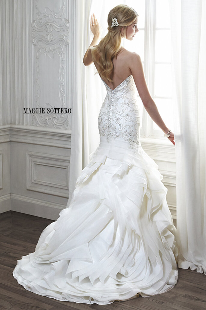 Um desenho de luxo de noiva com um corpete com bordados de cristais Swarovski e um romântico decote coração. Acaba com um botão de cristal sobre um zipper e tem um fecho elástico interior.
<a href="http://www.maggiesottero.com/dress.aspx?style=5MT153" target="_blank">Maggie Sottero Spring 2015</a>