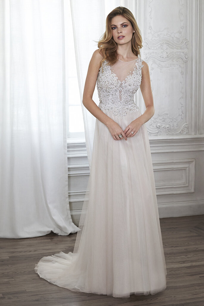 Vestido de noiva romântico e moderno com um corpete de renda acentuado com cristais de Swarovski e acabamento com zipper. 

<a href="http://www.maggiesottero.com/dress.aspx?style=5MT033" target="_blank">Maggie Sottero Spring 2015</a>