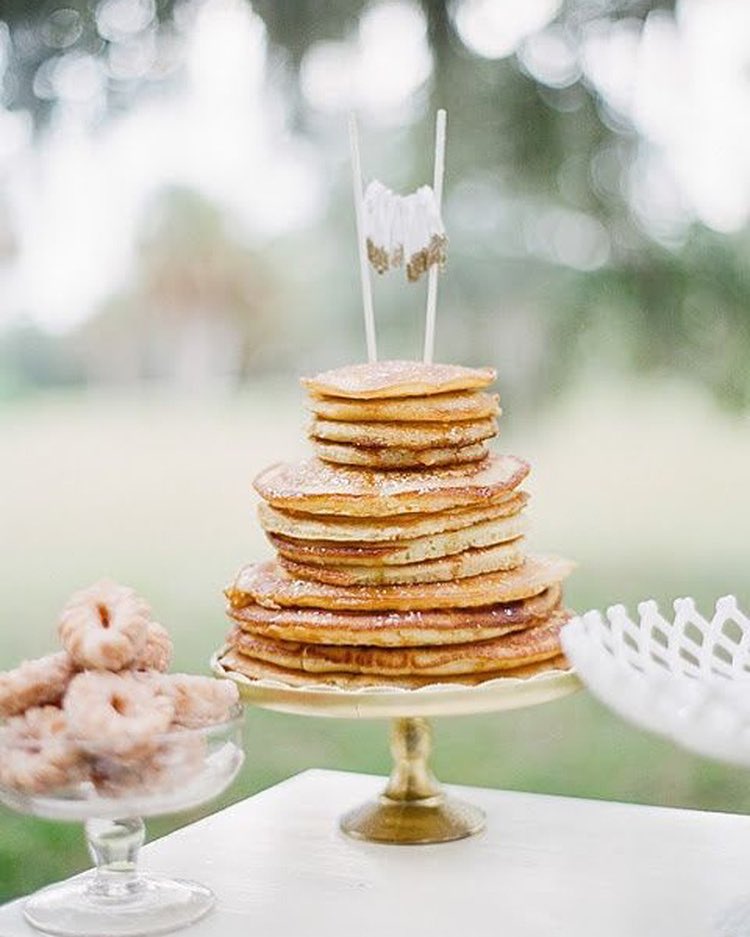 Para quem não é muito fã de bolos pode optar pelas panquecas, neste caso até simples, sem recheio! | Crédito: IG @weddingsinaustin