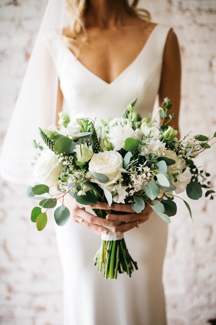 As rosas brancas são sinónimo de elegância clássica | Créditos: RAM Floral