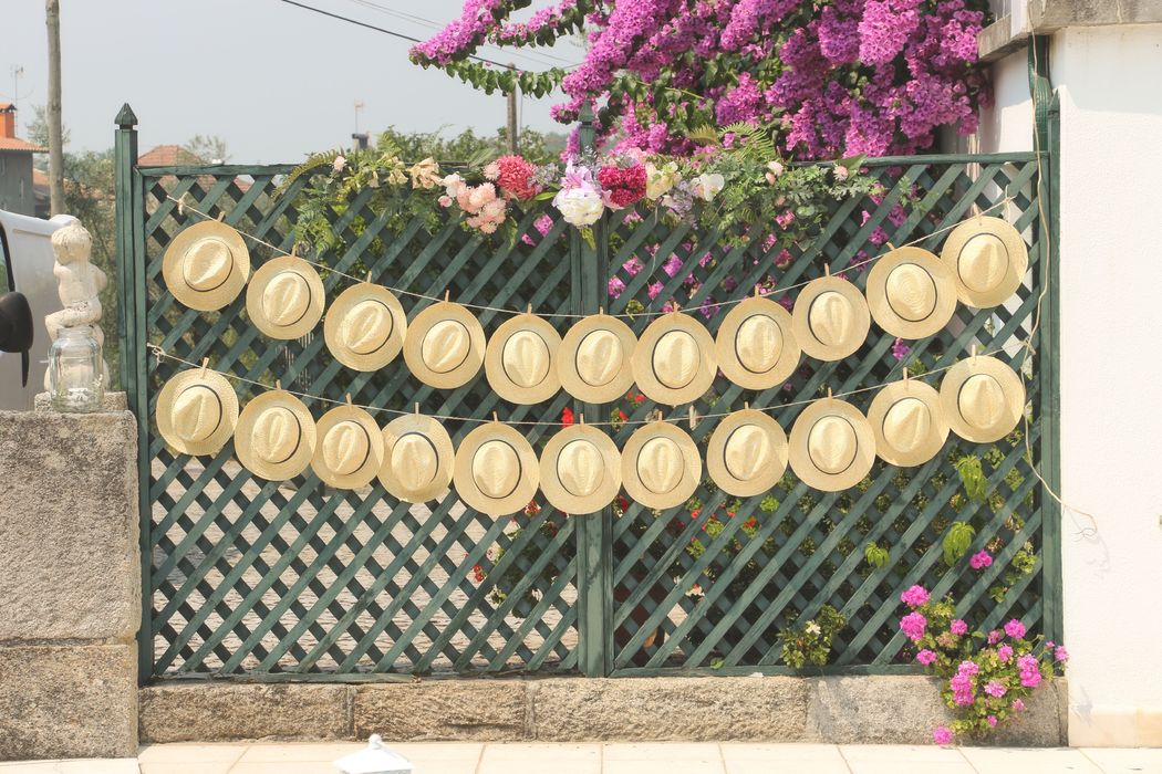 tema de casamento: estações. chapeus de palha pendurados numa parede