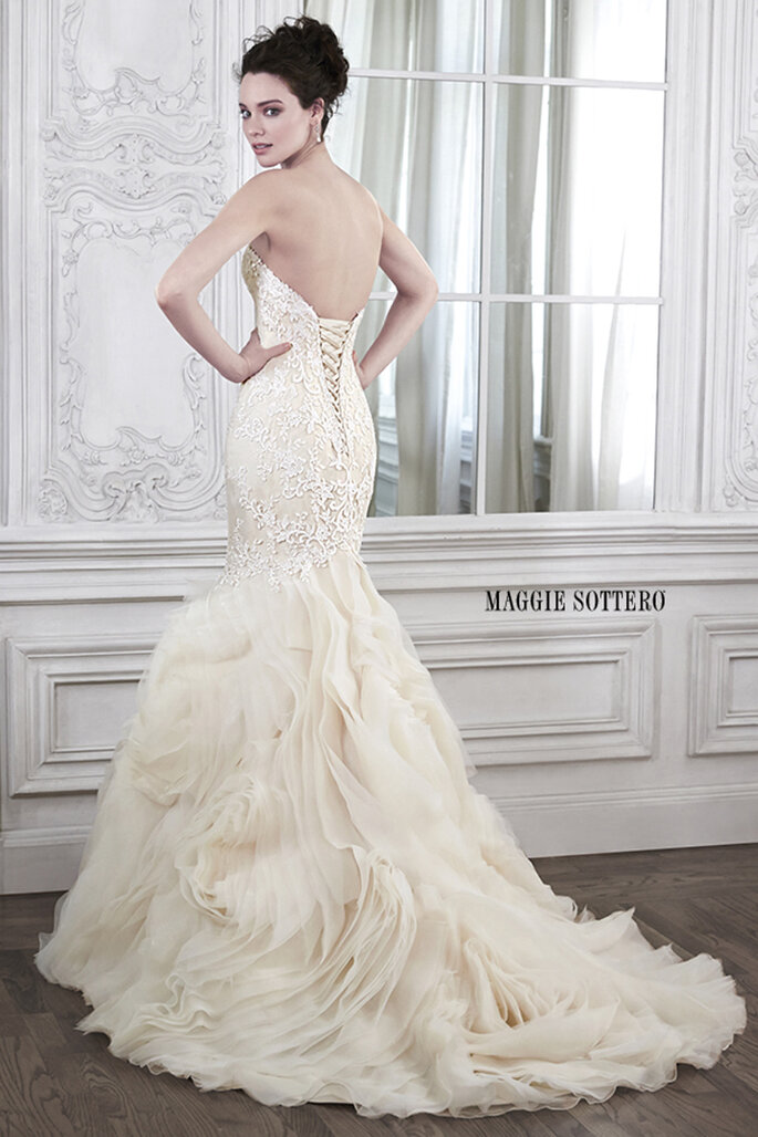 Elegância e sofisticação. O vestido perfeito para que uma noiva brilhe no dia do seu casamento. As aplicações de renda floral enfeitam o corpete e dão sensualidade, a saia de tule e espartilho dão por completo o look com um toque delicado muito especial.
<a href="http://www.maggiesottero.com/dress.aspx?style=5MS162" target="_blank">Maggie Sottero Spring 2015</a>