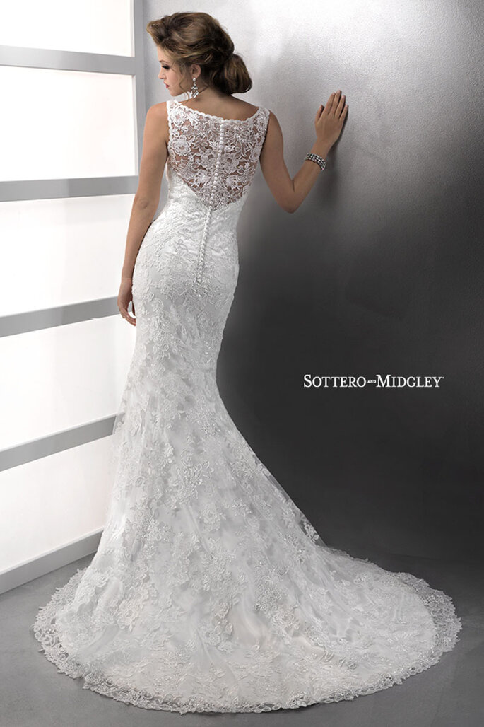Elegante e sofisticado vestido com delicado decote redondo ilusão. A renda cai perfeitamente no tule sobre cetim Demir com stretch, enquanto os botões forrados dão um acabamento perfeito para o zíper.
<a href="http://www.sotteroandmidgley.com/dress.aspx?style=72403" target="_blank">Sottero & Midgley Platinum 2015</a>