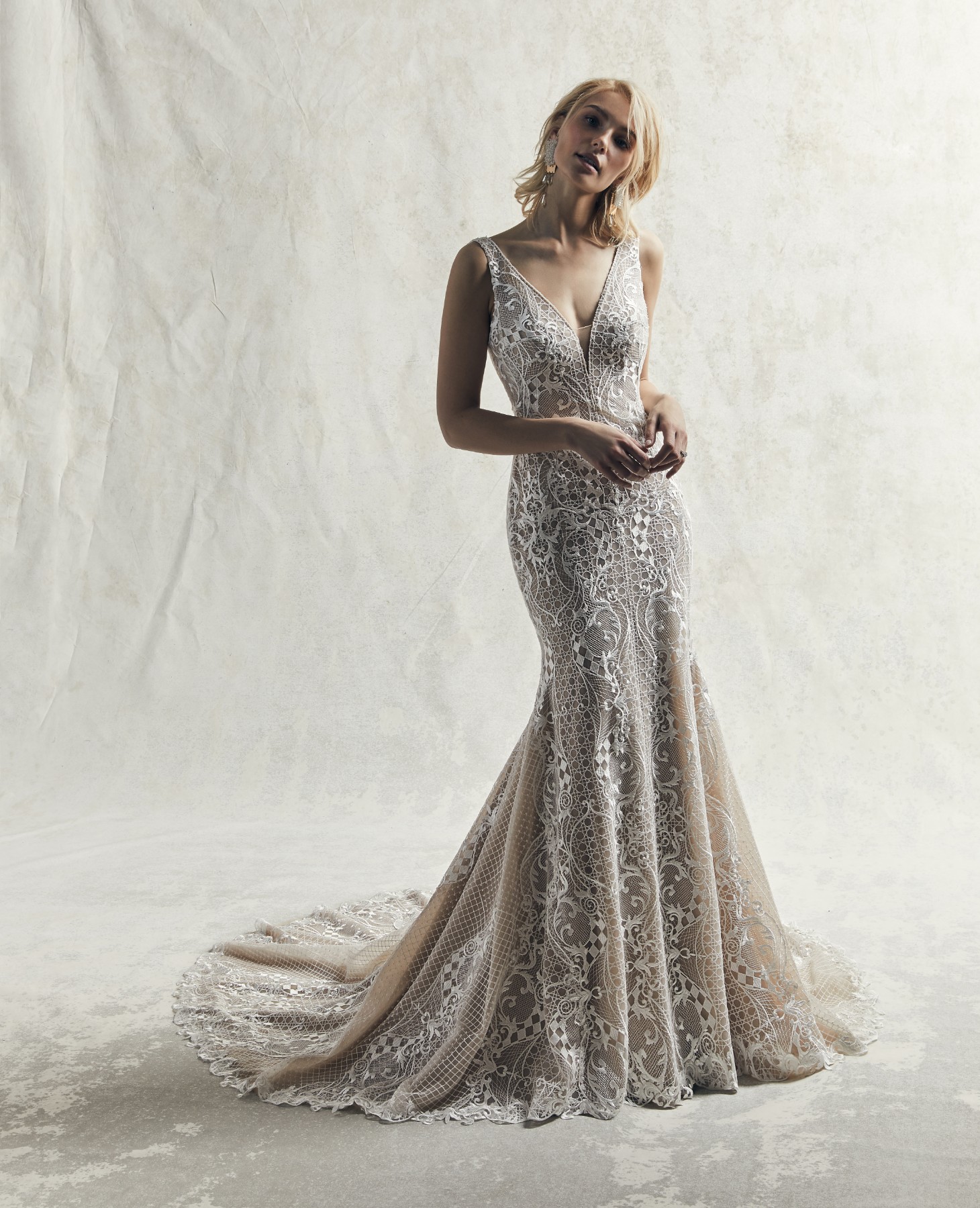 Este vestido de noiva fit-and-flare apresenta detalhes de renda bordados em tule.