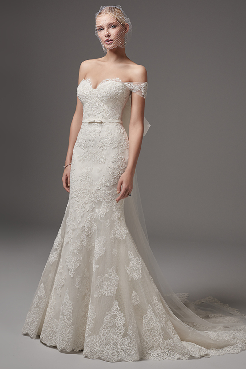 Este modelo fit-and-flare apresenta detalhes em renda bastante elegantes, um decote em forma de coração e umas costuras magníficas. Terminado com botões em vez do fecho e com um elástico interior. Mangas curtas descaídas removíveis com renda vendidas separadamente.
<a href="https://www.maggiesottero.com/sottero-and-midgley/addison/10203?utm_source=mywedding.com&utm_campaign=spring17&utm_medium=gallery" target="_blank">Sottero andd Midgley</a>