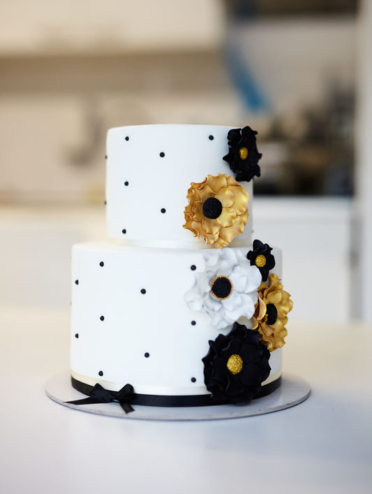 Inspiração para bolos de casamento de dois andares com decoração luxuosa, com base simples | Créditos: Cake Lovers