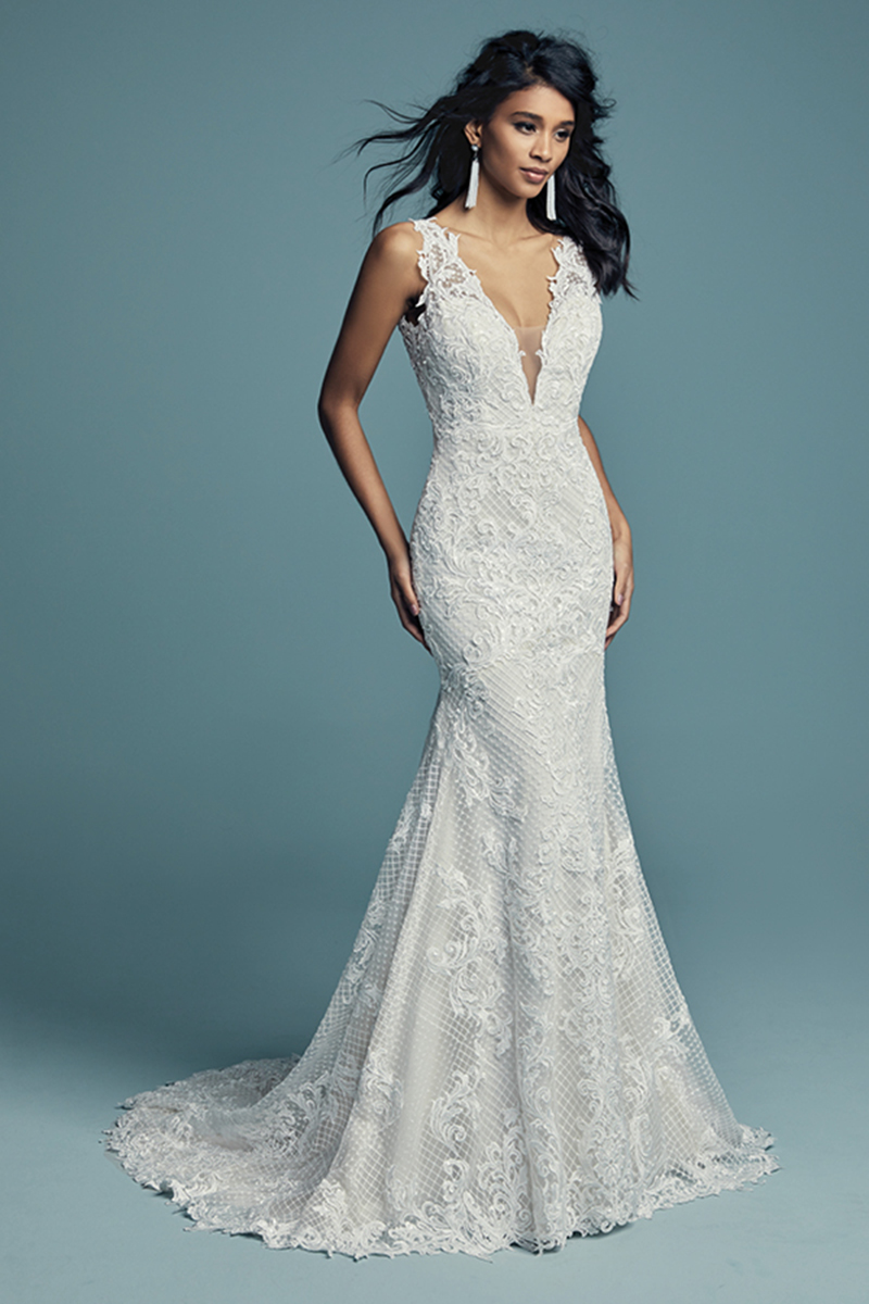 <a href="https://www.maggiesottero.com/maggie-sottero/hailey/11268">Maggie Sottero</a>
Bordados de renda caem em cascata ao longo do tule que constitui este sexy vestido de noiva fit-and-flare. Profundo decote em V, alças e costas em forma de quadrado. Apresenta, ainda, shapewear para realçar a elegância das noivas. Terminado com botões cobertos sobre um fecho.