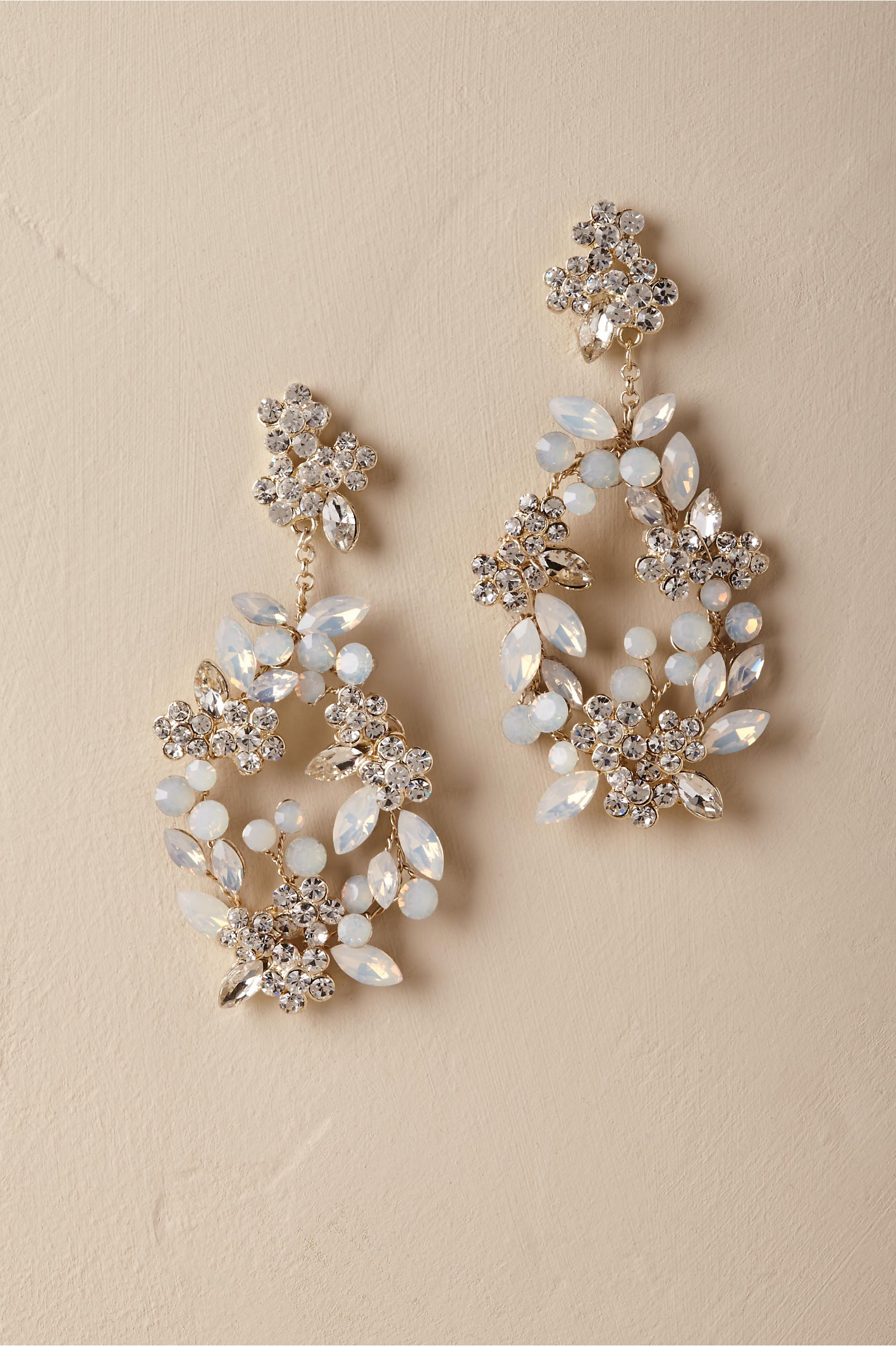 Créditos: Kora Chandelier Earrings, Bhldn