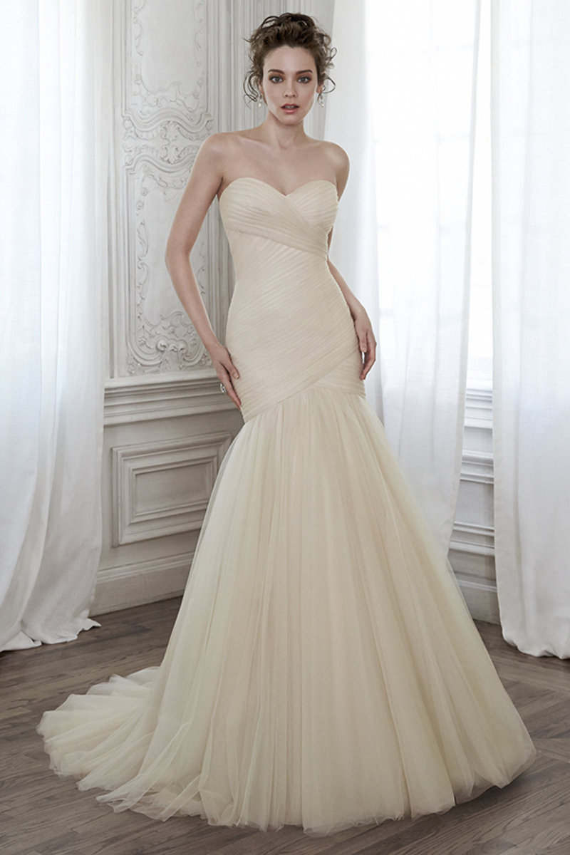 Um fabuloso vestido fit-and-flare que apresenta tule plissado que cai fluidamente para a volumosa saia. Decote em forma de coração e terminado com espartilho. 
<a href="https://www.maggiesottero.com/maggie-sottero/lacey/8284" target="_blank">Maggie Sottero</a> 
