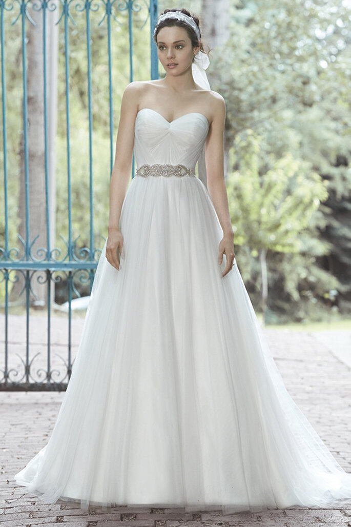 Vestido de noiva feminino, com corpete e um cinto de cristais Swarovski que farão de si a noiva mais deslumbrante, graças ao seu romântico decote coração e uma linha de botões sobre o zipper e espartilho interior.
<a href="http://www.maggiesottero.com/dress.aspx?style=5MS029" target="_blank">Maggie Sottero Spring 2015</a>