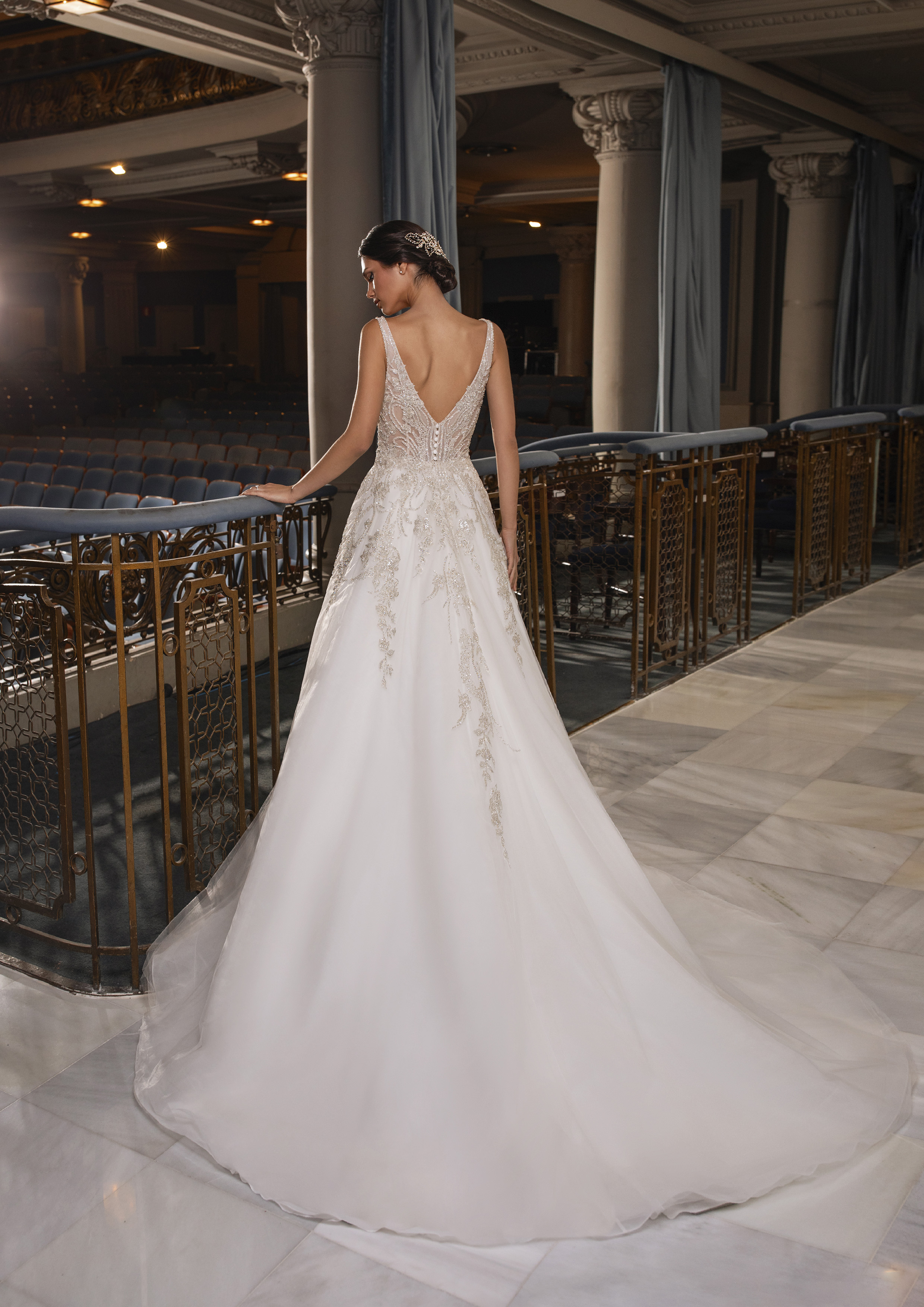 Vestido corte princesa com alças e decote em V nas costas, com bordados de pedraria | Modelo Rogers da coleção Pronovias Privée 2021