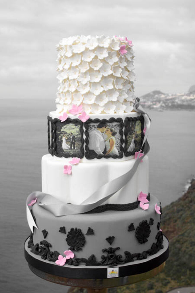 <a href="https://www.zankyou.pt/f/4cakes-25041">Bolo de Noiva com a Madeira de fundo. Foto: 4cake </a>