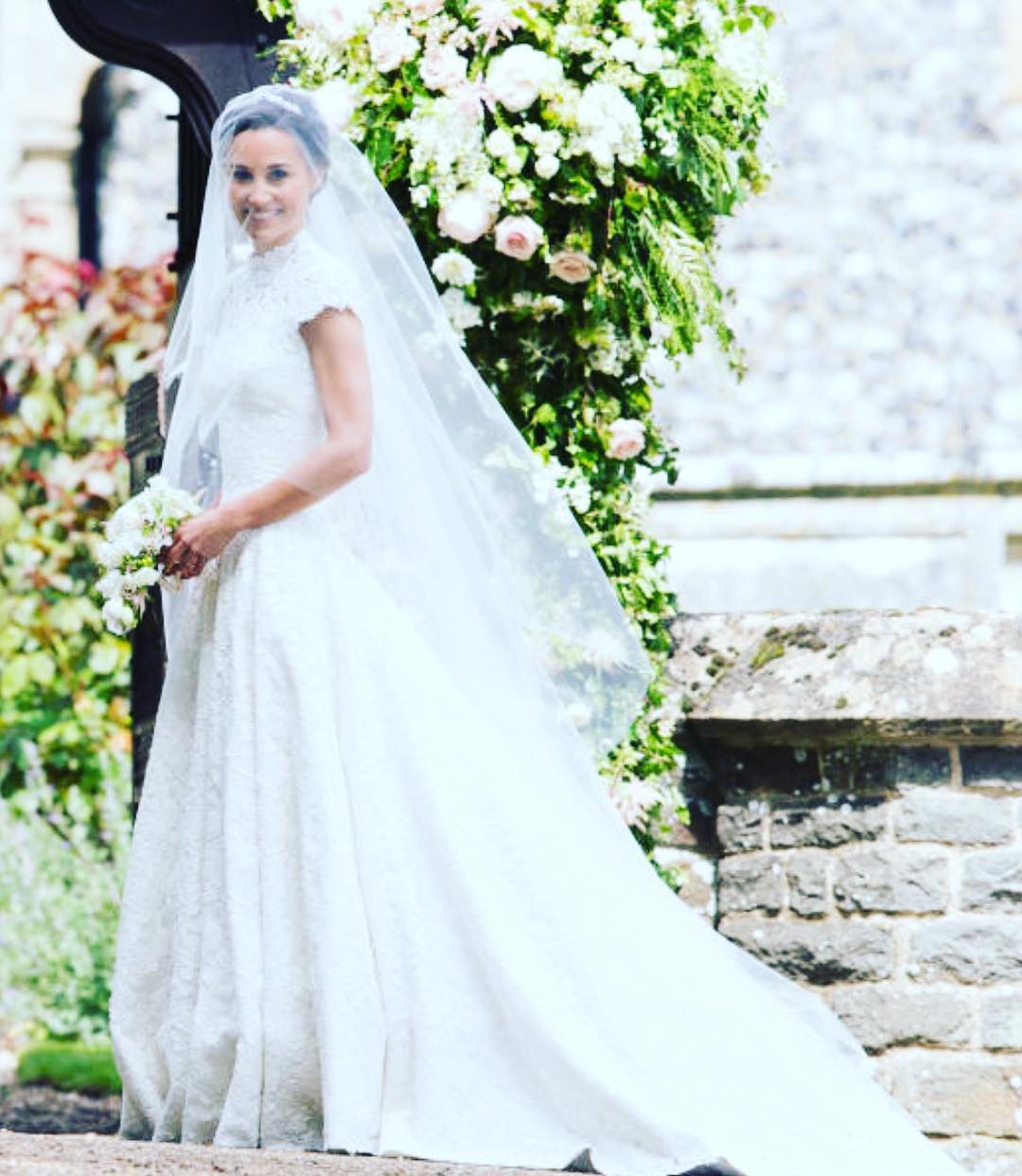 Pippa optou por um um fabuloso vestido de noiva linha A, de manga curta e com um decote cisne, confecionado à mão no atelier do estilista Giles Deacon, costureiro da alta sociedade britânica.