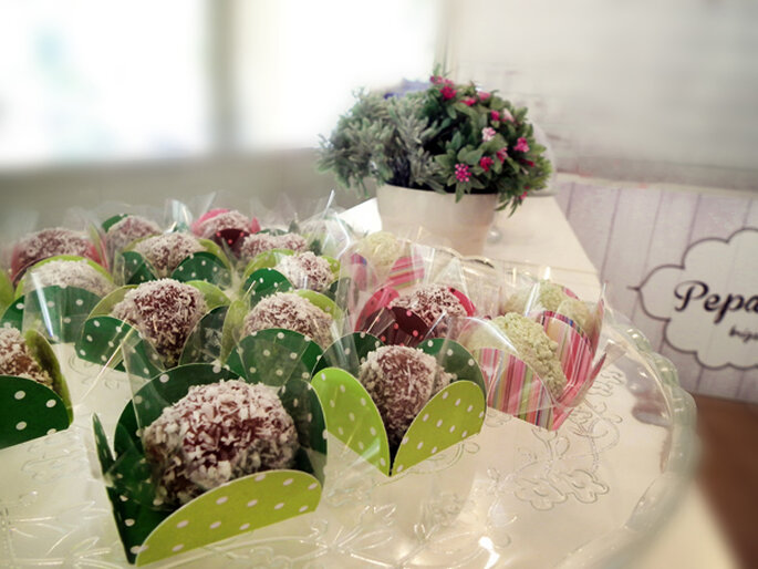 Brigadeiros de chocolate e coco e de limão. Foto Pepa Doces
