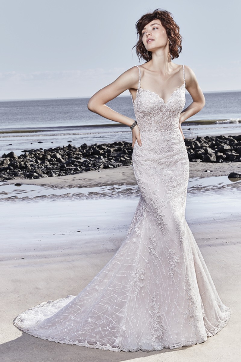 <a href="https://www.maggiesottero.com/sottero-and-midgley/marcelle/11553">Maggie Sottero</a>
Lindos motivos de renda compõem este incrível vestido. Tiras de contas deslizam sobre profundo decote das costas resultando em um detalhe arrebatador.