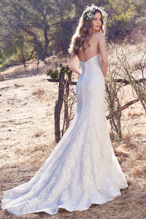 Acabamentos de renda deslumbrantes conferem um glamour a este vestido sem alças com um decote em forma de U. Apresenta, ainda, uma cinta no seu interior para realçar a figura da noiva. Terminado com botões. Cinto bordado com um laço pode ser vendido separadamente.