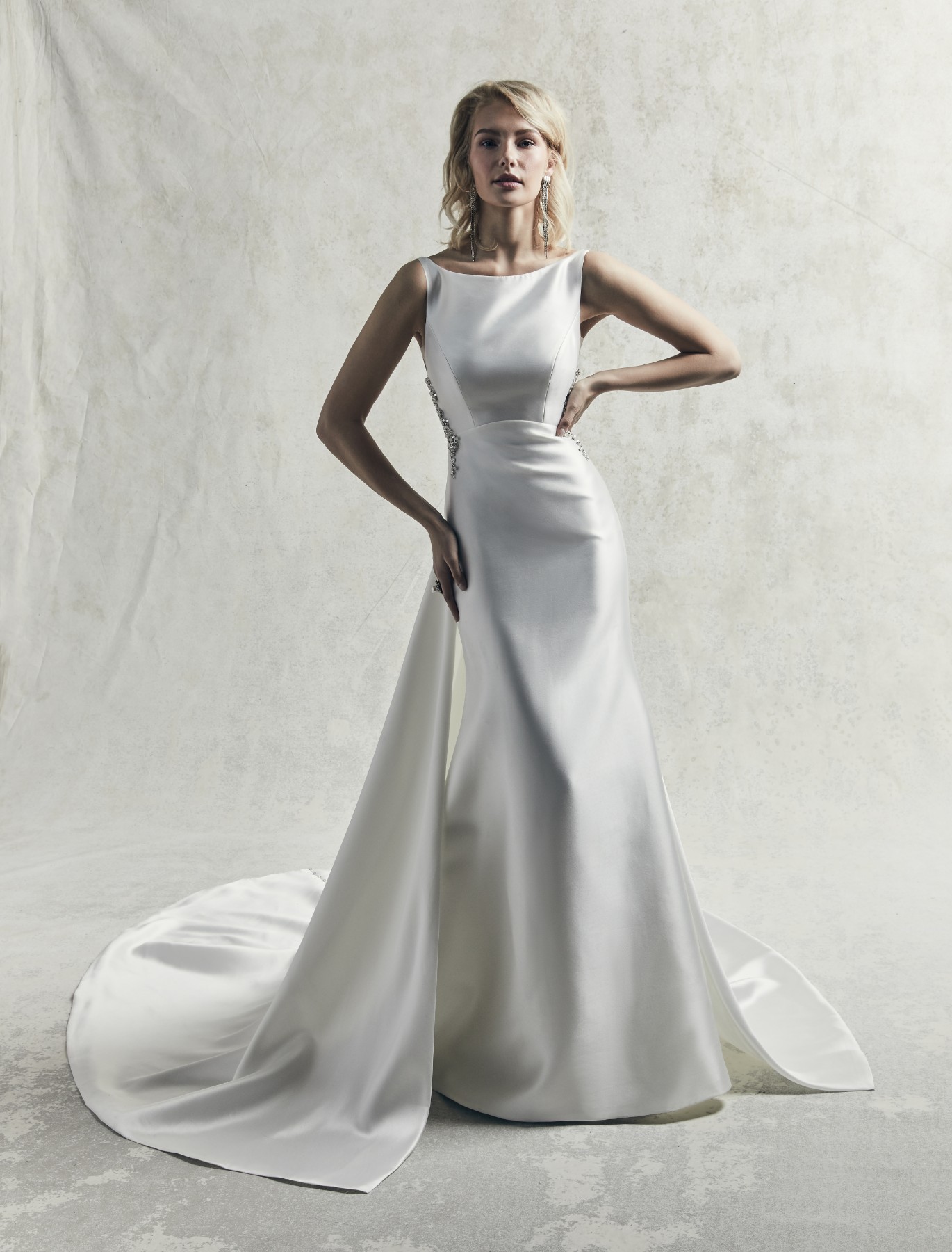 Featuring elegant lines and modern details, this Keela Mikado wedding dress is perfect for a chic yet vintage-inspired look.
Ao apresentar linhas elegantes e modernas, este vestido de noiva confecionado com Mikado Keela é perfeito para um look chic, mas com uma vertente vintage.