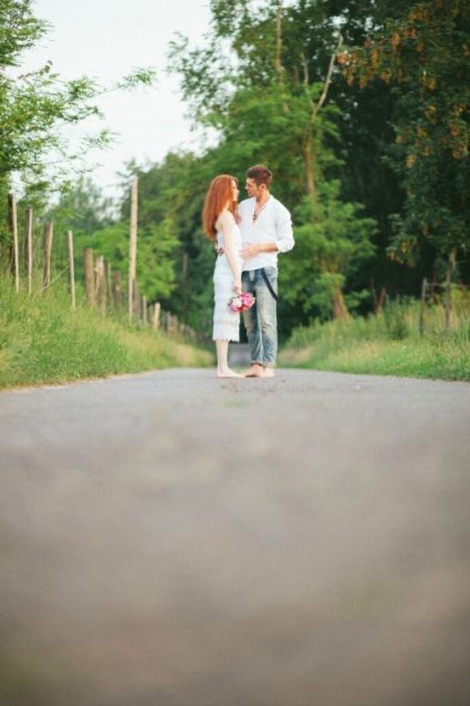 Foto dos noivos descalços na sessão de fotos. Foto: Bell Studio.