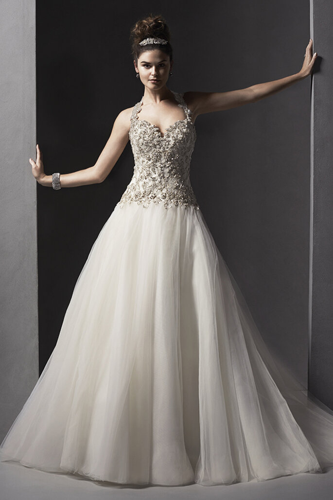 Vestido de noiva com cristais Swarovski enfeitando o corpete deste modelo justinho com saia de tule. Com um deslumbrante decote coração e fechamento de espartilho nas costas. Também disponível com botão de cristal sobre o zíper e espartilho interior.
<a href="http://www.sotteroandmidgley.com/dress.aspx?style=5SR041LU" target="_blank">Sottero and Midgley Spring 2015</a>