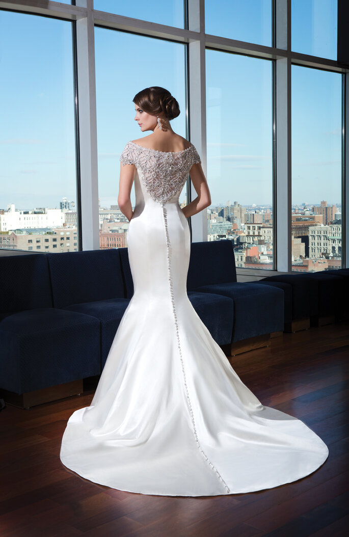 Photo: <a href="http://www.justinalexanderbridal.com/?utm_source=Zankyou&utm_medium=website%20takeover&utm_campaign=Zankyou%20week%20takeover" target="_blank">Justin Alexander</a>