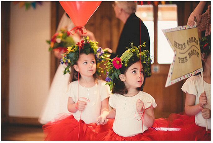 Damitas de honor con coronas de flores naturales. Foto: We Heart Pictures