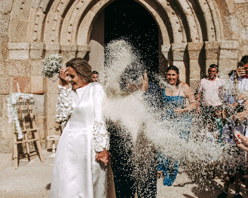 Noiva a sair da igreja