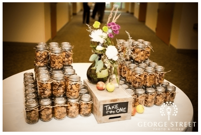 Use frascos de cristal para a decoração do seu casamento.