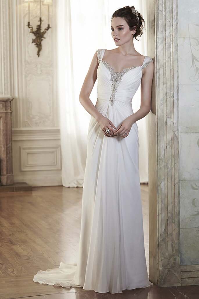 Vestido con cristais Swarovski sofisticado para que brilhe no seu grande dia como nunca antes. Decote e acabamento em botões de cristal sobre o zipper.
<a href="http://www.maggiesottero.com/dress.aspx?style=5MR040" target="_blank">Maggie Sottero Spring 2015</a>